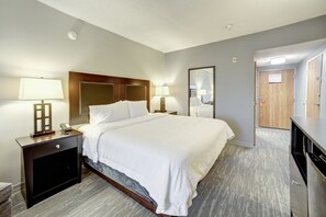 أغطية فراش متميزة ومكتب ومساحة عمل للكمبيوتر المحمول وستائر تعتيم