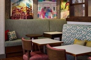 Lobby - Hampton Inn Massillon (Massillon)