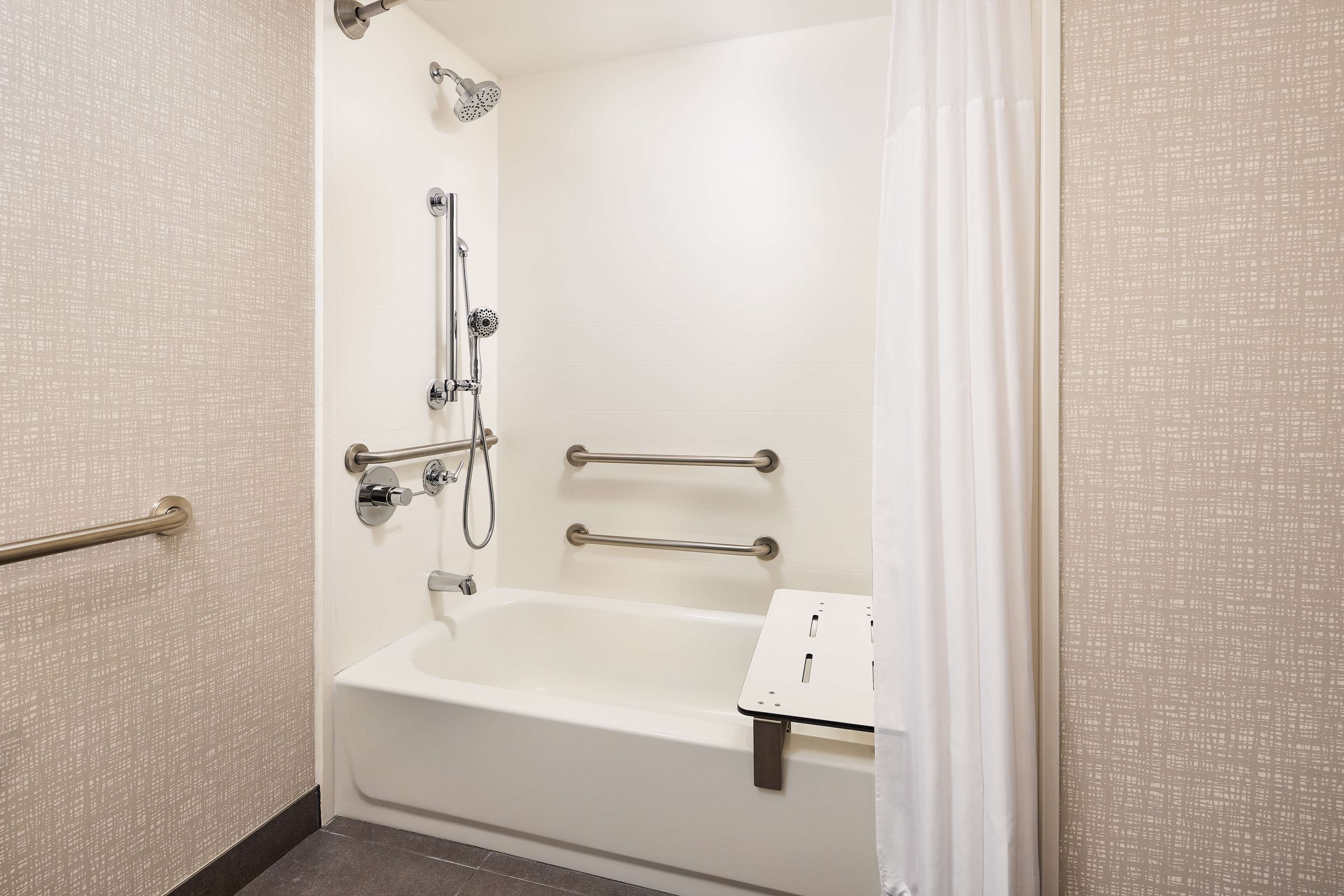 combined shower/bathtub, hair dryer, towels