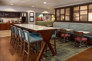 Free daily buffet breakfast  - Hampton Inn Massillon (Massillon)