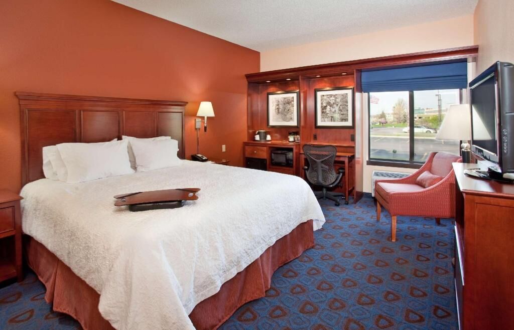 Hypo-allergenic bedding, down comforters, pillowtop beds, minibar