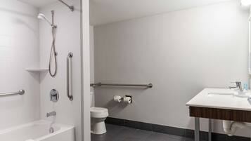 Un baño moderno con bañera, inodoro y lavamanos.