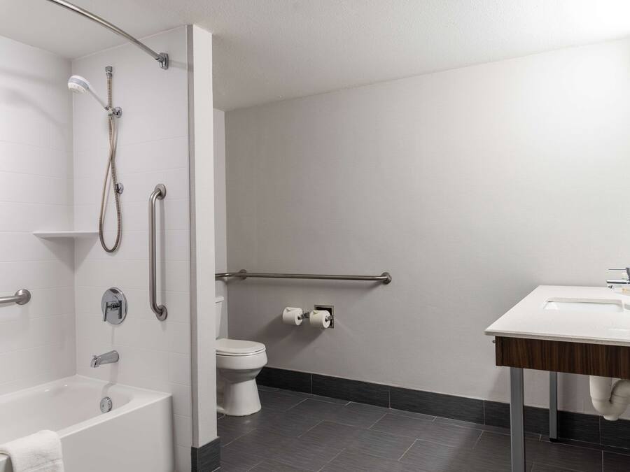 Un baño moderno con bañera, inodoro y lavamanos.