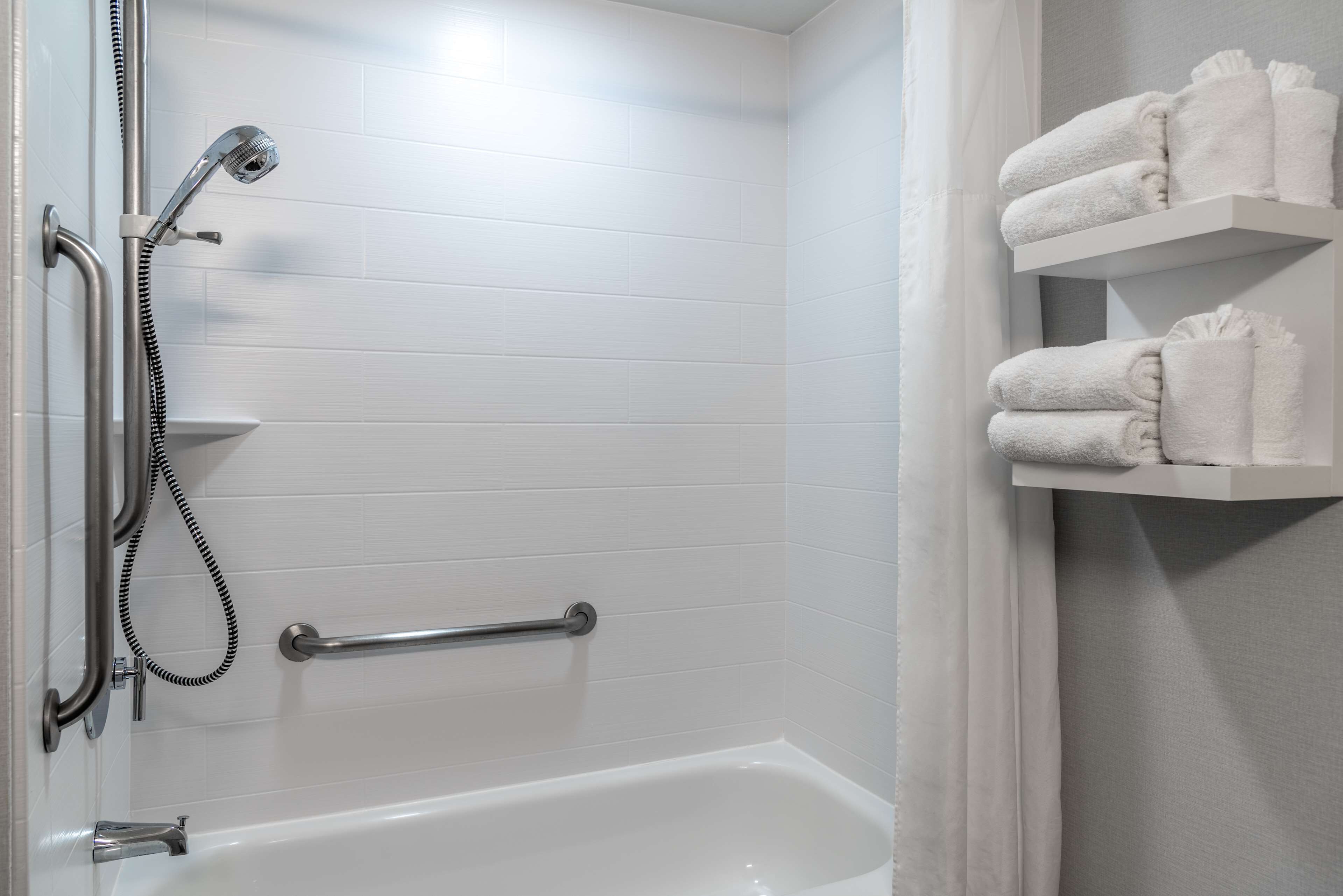 room, 1 king bed, accessible | bathroom | combined shower/bathtub, free toiletries, hair dryer, towels