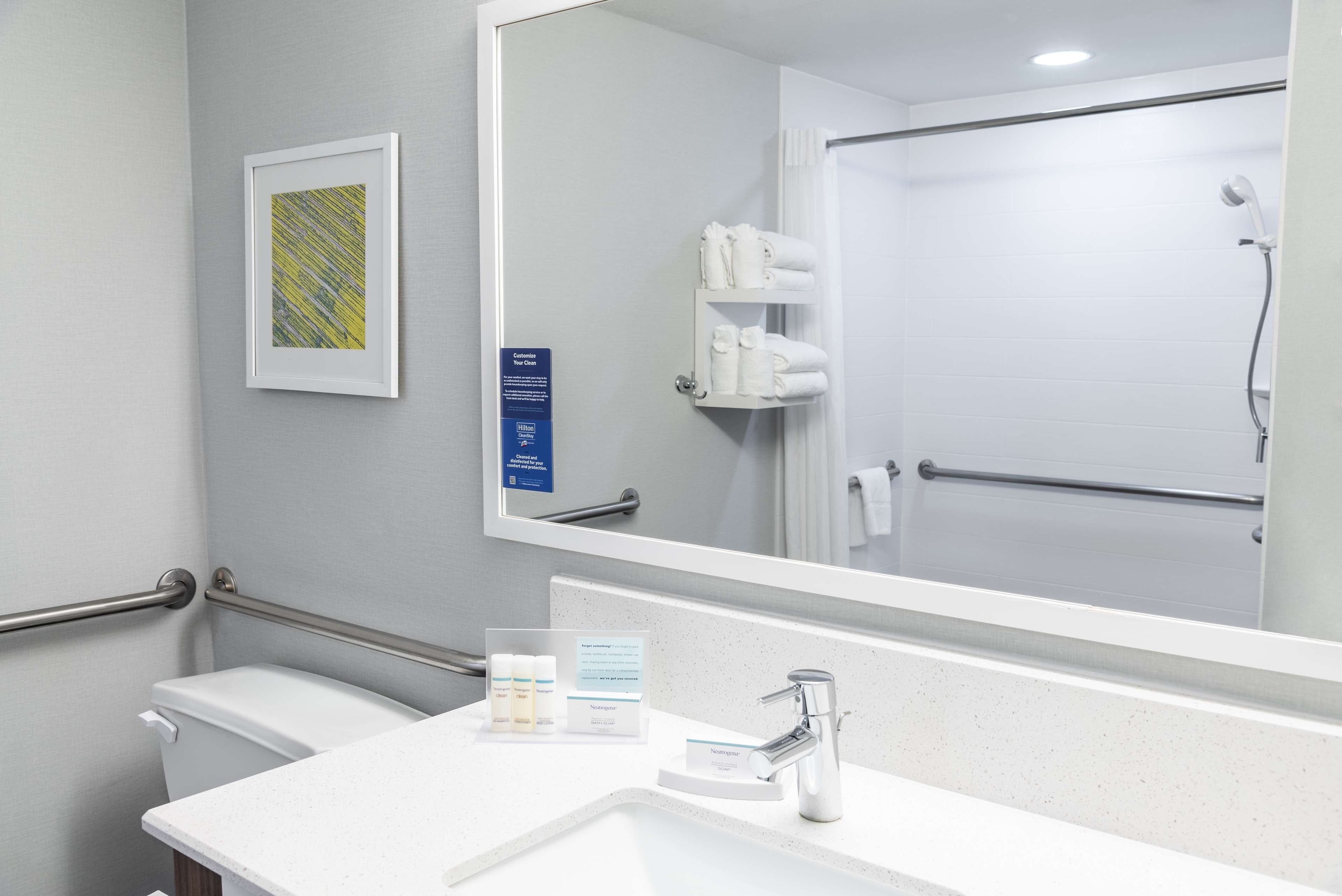 room, 1 king bed, accessible | bathroom | combined shower/bathtub, free toiletries, hair dryer, towels