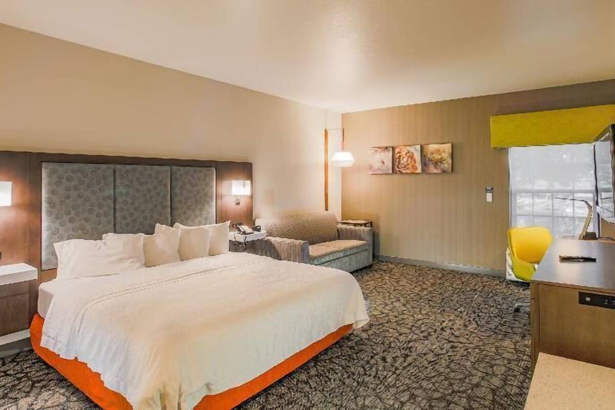 In-room safe, laptop workspace, iron/ironing board