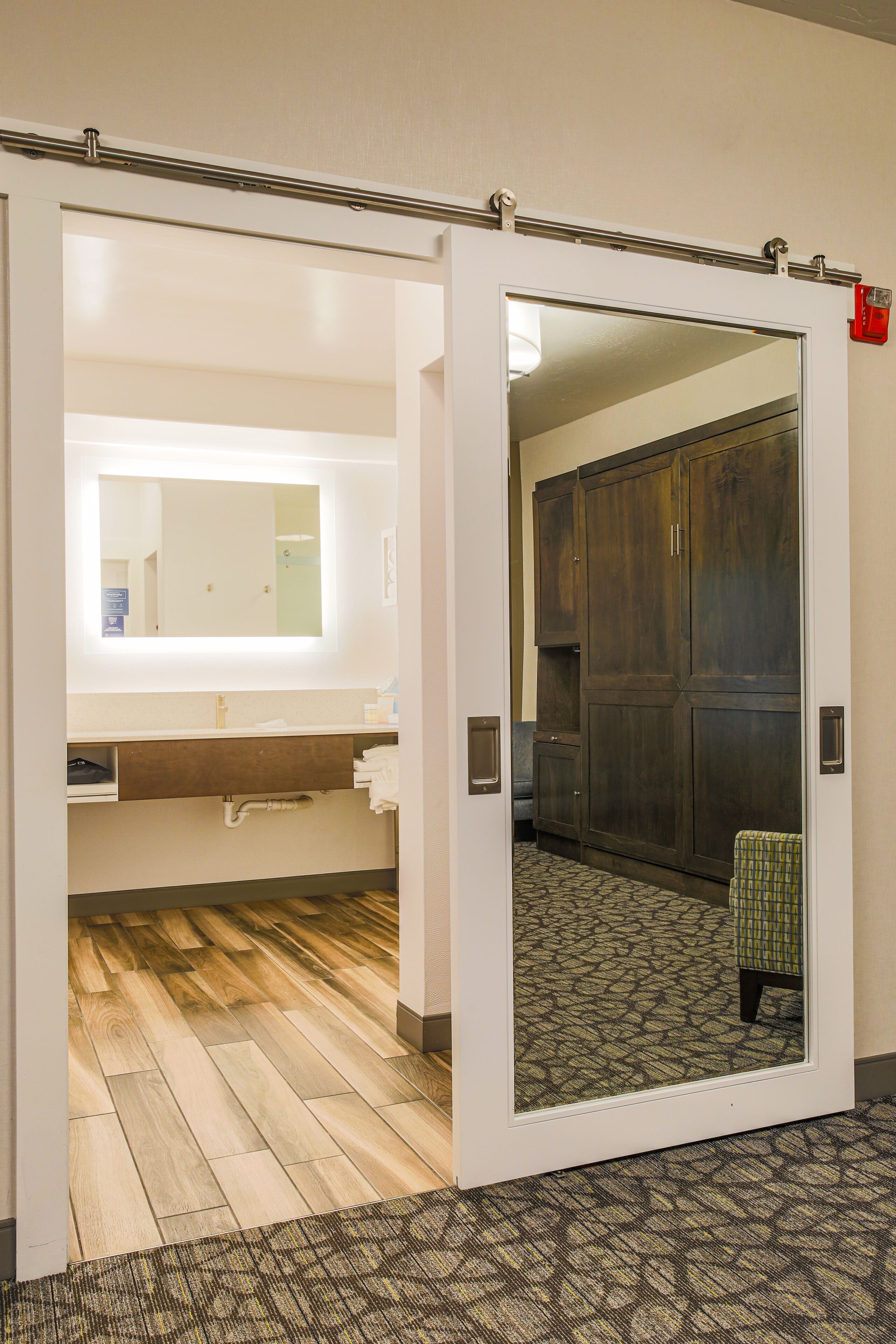 ห้องสวีท, เตียงคิงไซส์ 1 เตียง, ปลอดบุหรี่ (Hospitality) | ห้องน้ำ | ของใช้ในห้องน้ำฟรี, ไดร์เป่าผม, ผ้าเช็ดตัว