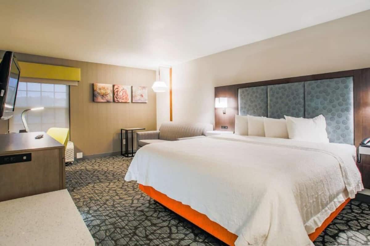 In-room safe, laptop workspace, iron/ironing board