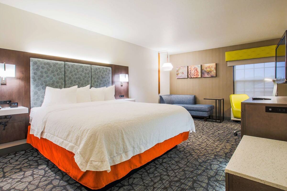 In-room safe, laptop workspace, iron/ironing board