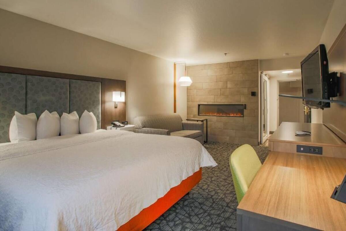 In-room safe, laptop workspace, iron/ironing board