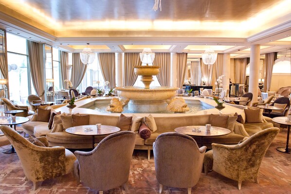 3 restaurants, breakfast, lunch, dinner served; international cuisine