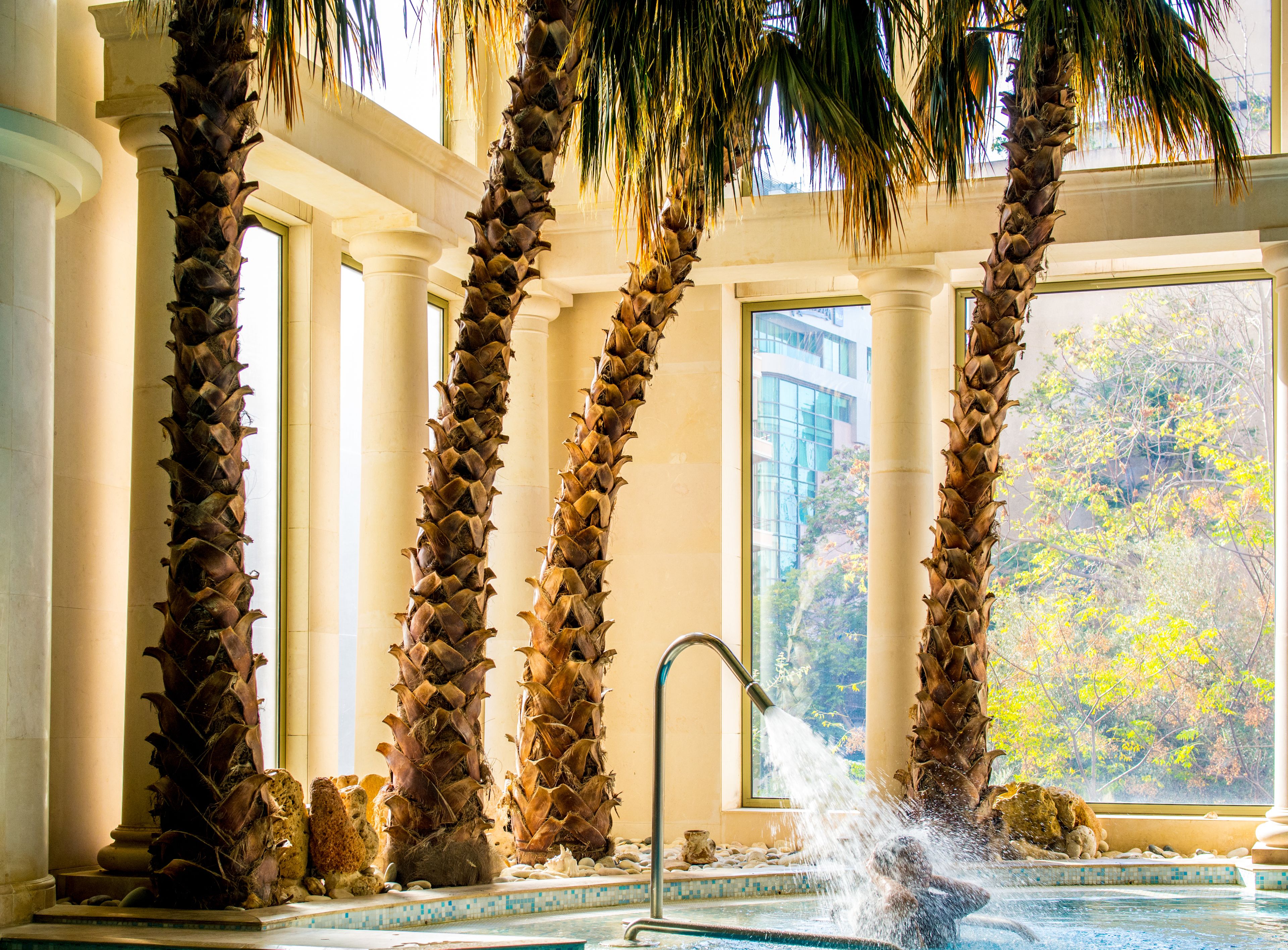 Una piscina techada, una piscina al aire libre
