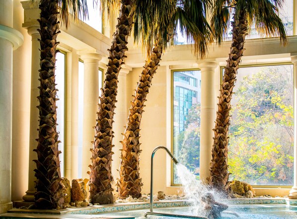 Una piscina cubierta, una piscina al aire libre