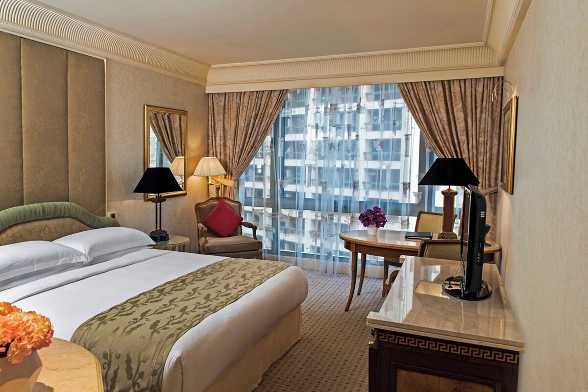 Ropa de cama de alta calidad, colchones con pillow-top y minibar 
