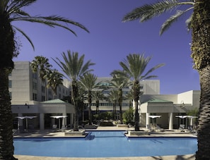 Outdoor pool, open 6:00 AM to 8:00 PM, pool umbrellas, pool loungers - Intercontinental At Doral Miami by IHG (Miami)