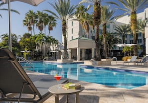 Outdoor pool, open 6:00 AM to 8:00 PM, pool umbrellas, pool loungers - Intercontinental at Doral Miami by IHG (Miami)