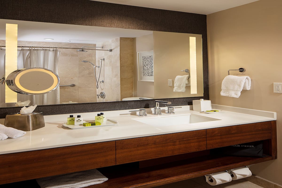 Sengetøy av topp kvalitet, senger med overmadrass og minibar