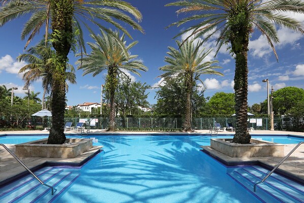 Piscine extérieure, parasols de plage, chaises longues