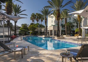 Piscina externa, funciona das 6h às 20h, guarda-sóis, espreguiçadeiras