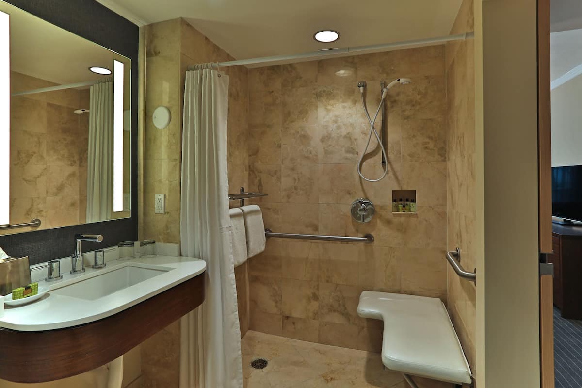 combined shower/bathtub, deep-soaking bathtub, free toiletries