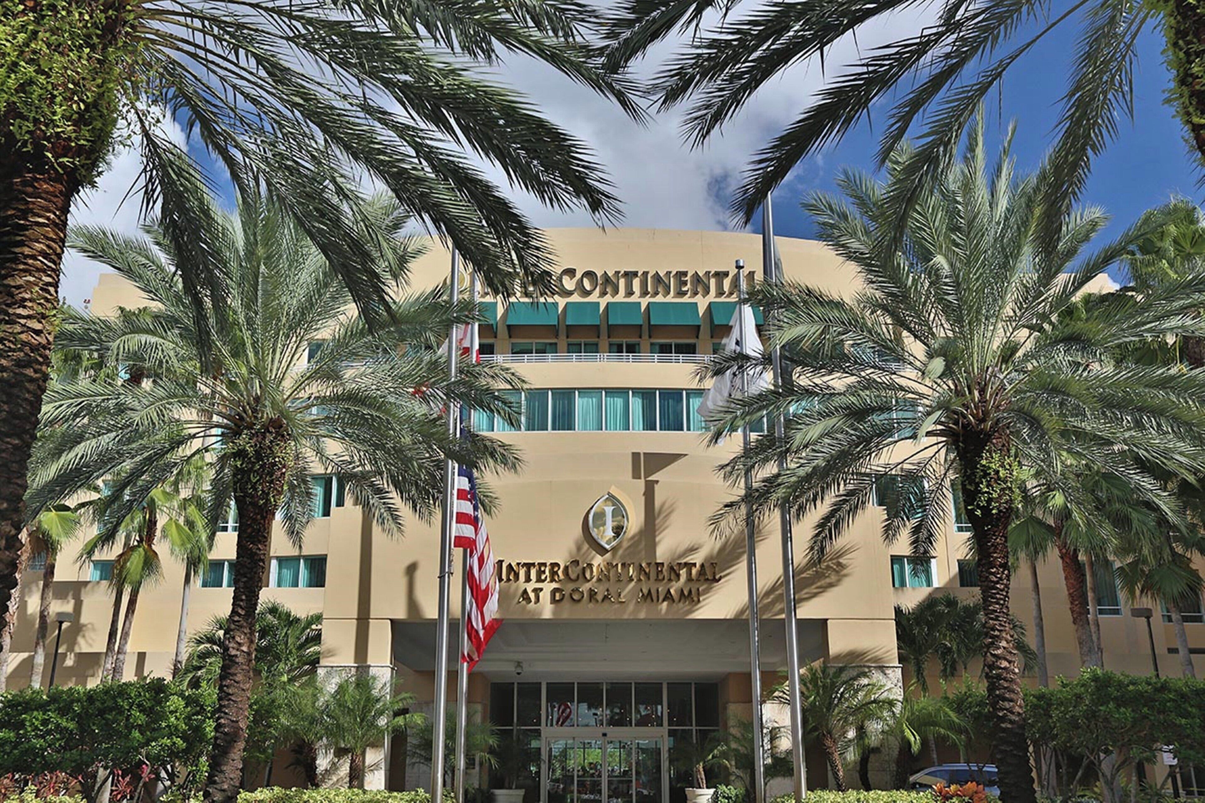 Een hotelgebouw met een bord waarop 'INTERCONTINENTAL AT PORT OF MIAMI' staat.
