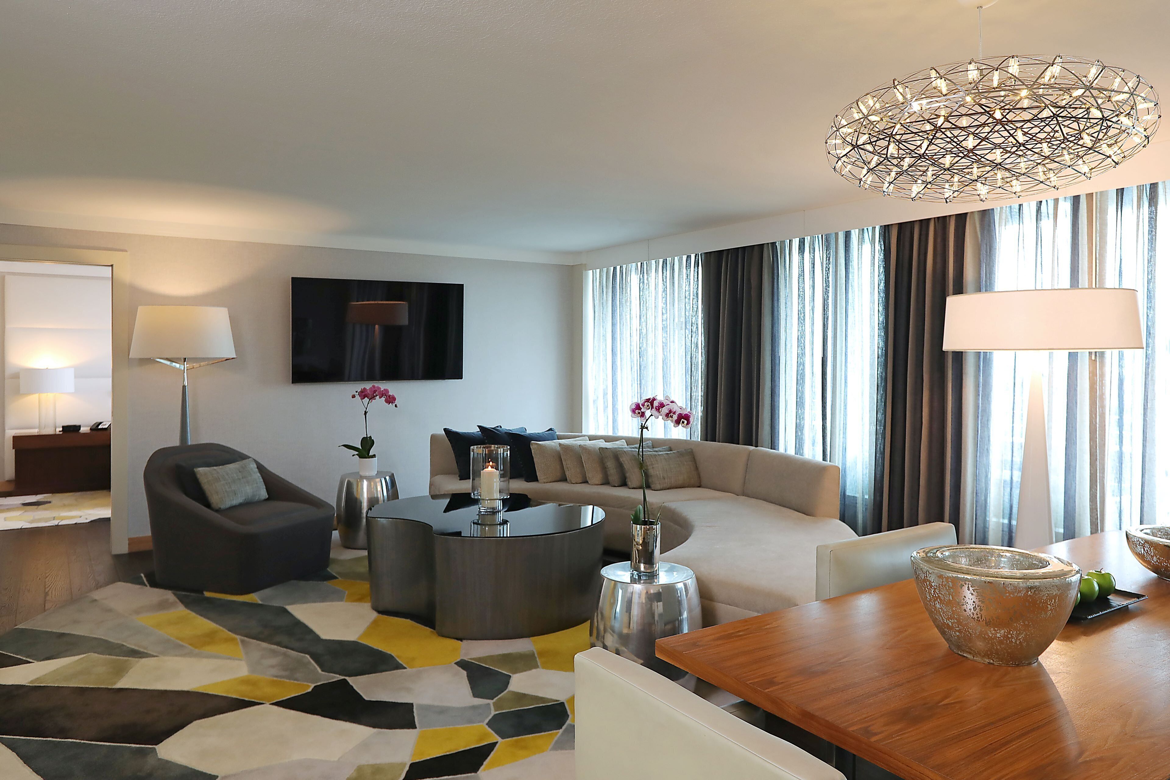 premium bedding, pillow-top beds, minibar, in-room safe