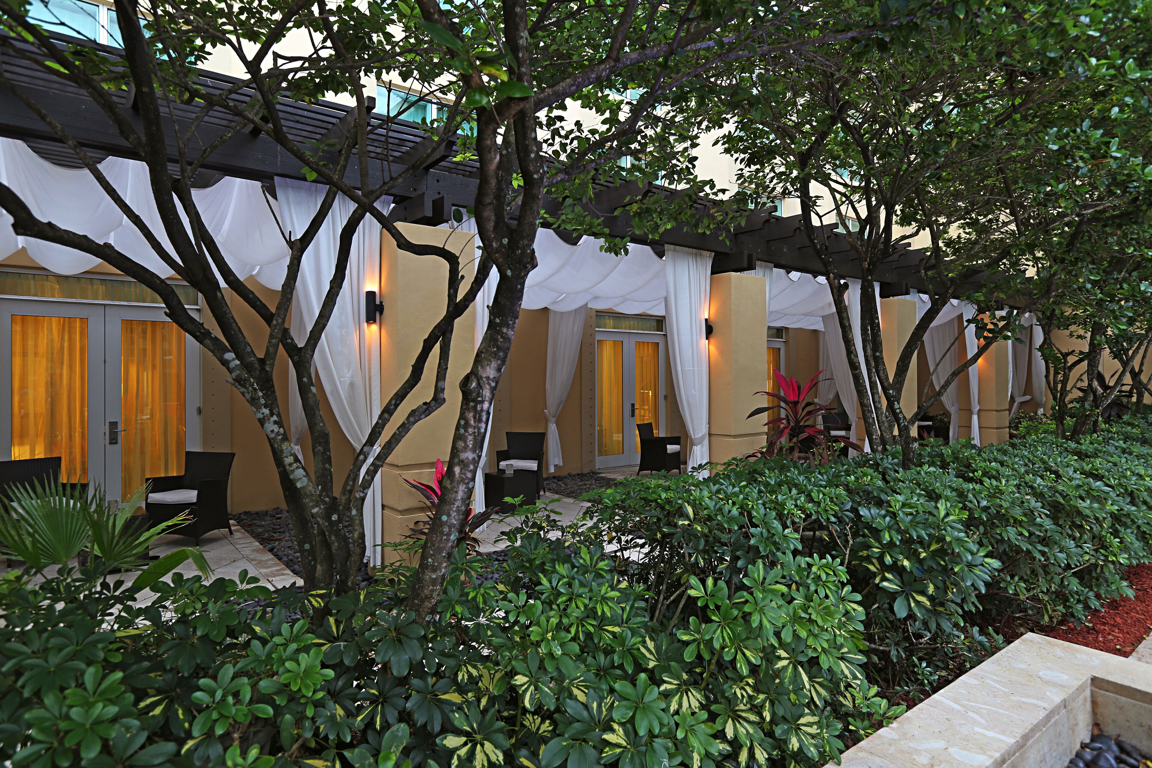 classic room, 1 king bed, pool access | premium bedding, pillow-top beds, minibar, in-room safe