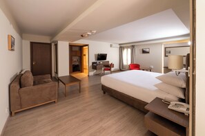 Classic Room, 1 King Bed, Accessible | Premium bedding, minibar, in-room safe, laptop workspace