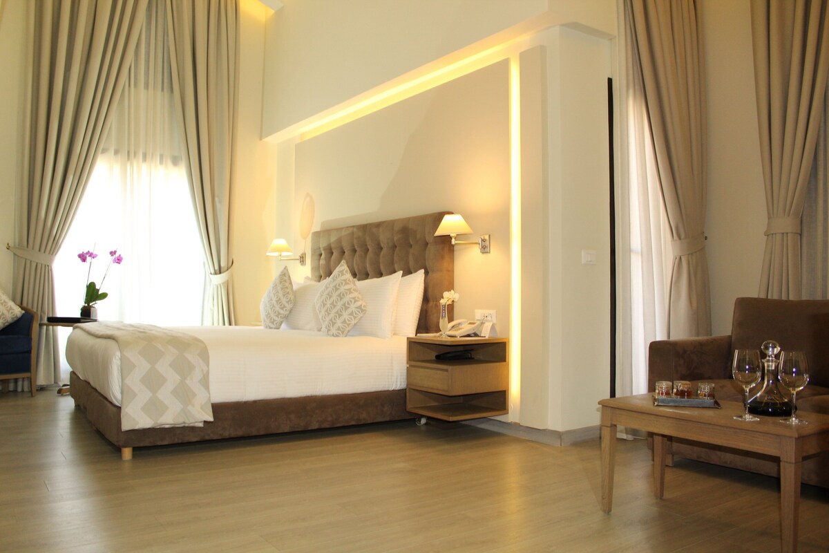 Junior Suite, 1 King Bed | Premium bedding, minibar, in-room safe, laptop workspace