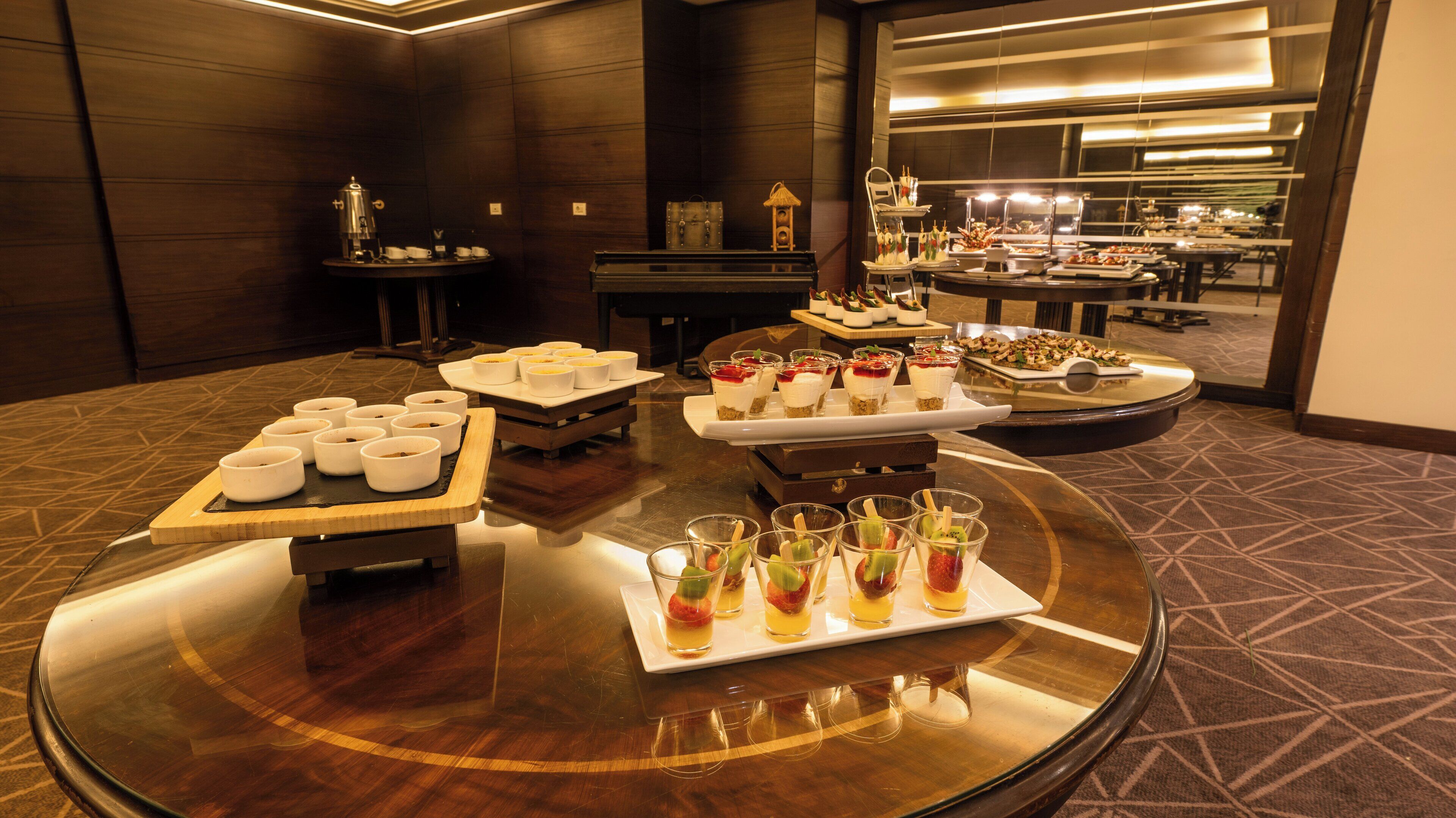 Un buffet proposant une variété de plats et de boissons.