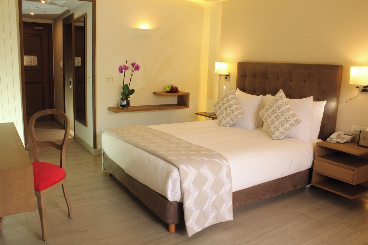 Premium bedding, minibar, in-room safe, laptop workspace