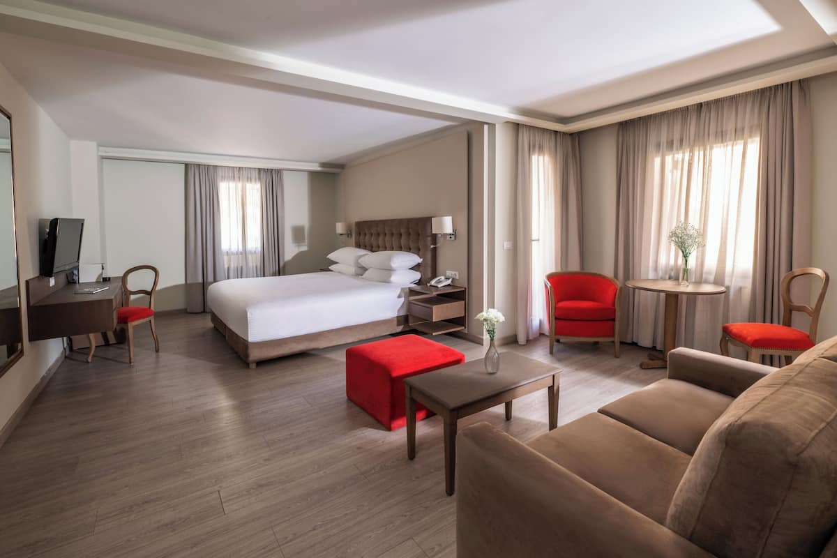 Junior Suite, 1 King Bed (Minibar) | Premium bedding, minibar, in-room safe, laptop workspace