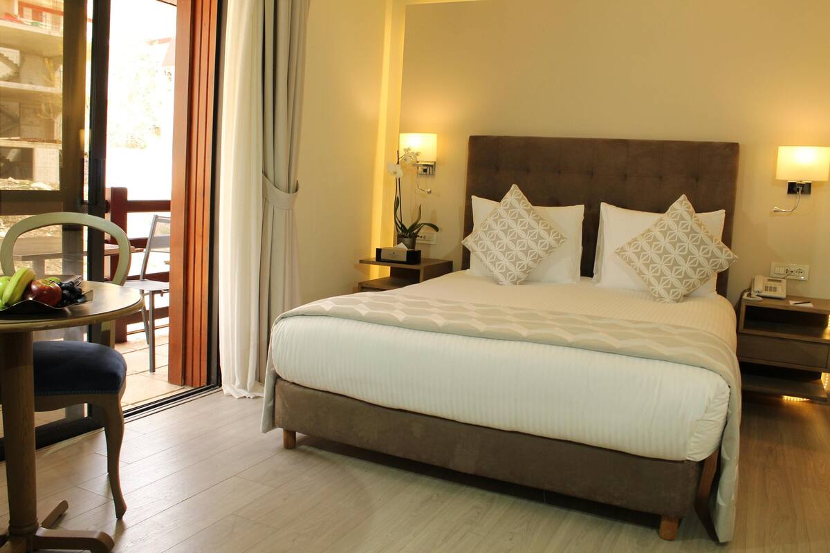 Premium bedding, minibar, in-room safe, laptop workspace