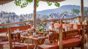 3 restaurants, breakfast, lunch, dinner served; international cuisine 