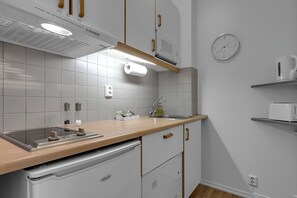 Frigorífico, microondas, placa de cocina y lavavajillas