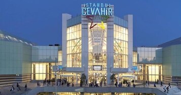 Un edificio moderno con un amplio frente de vidrio y un letrero destacado que dice "ISTANBUL CEVAHIR".