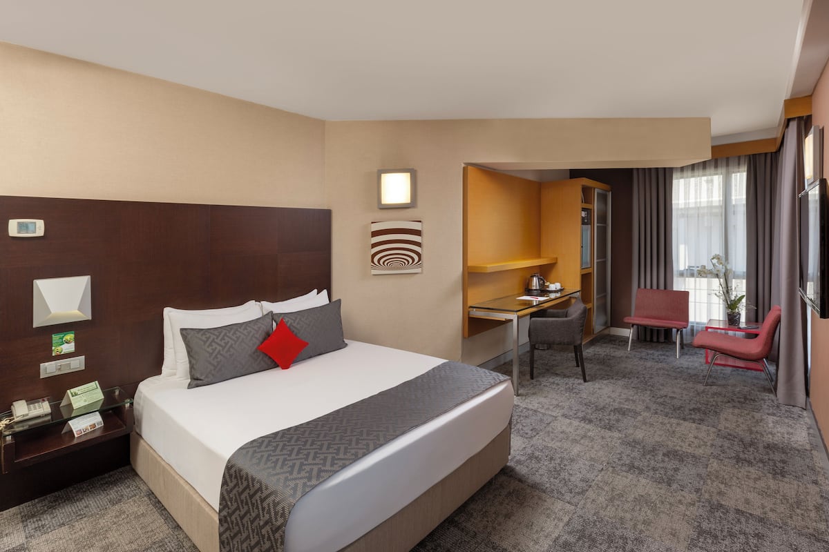Deluxe Corner Room | 1 bedroom, premium bedding, minibar, in-room safe