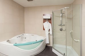 Artículos de tocador gratuitos, secador de pelo, pantuflas, bidet