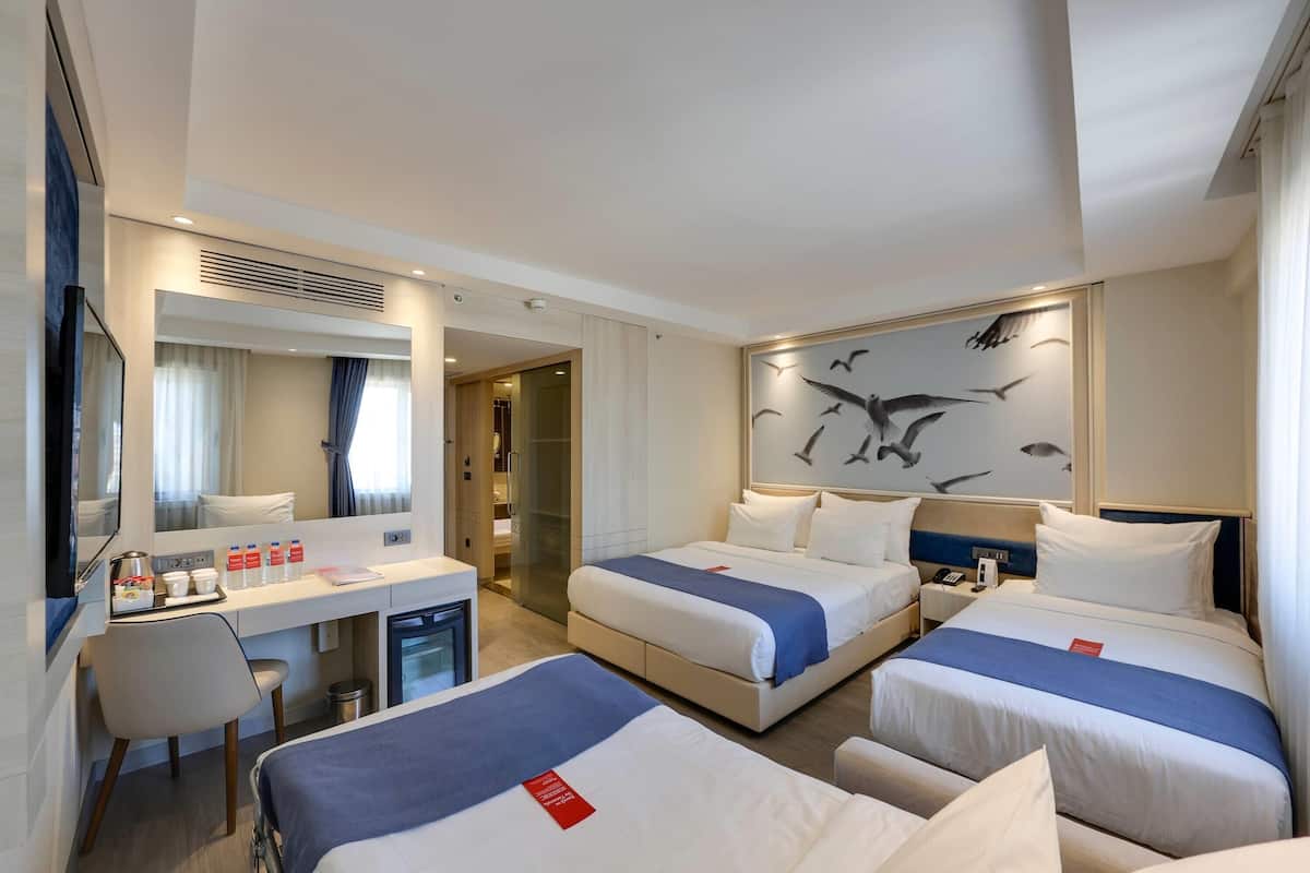 Family Room, 1 Double Bed, 1 Single Bed, Sofa Bed | Luxe beddengoed, een minibar, een kluis op de kamer, een bureau