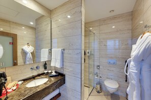 Habitació executiva | Bany | Dutxa, capçal de dutxa tipus cascada i articles de tocador gratuïts 