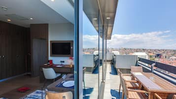 Suite, 1 lit double et 1 canapé-lit, terrasse | Vue sur la ville