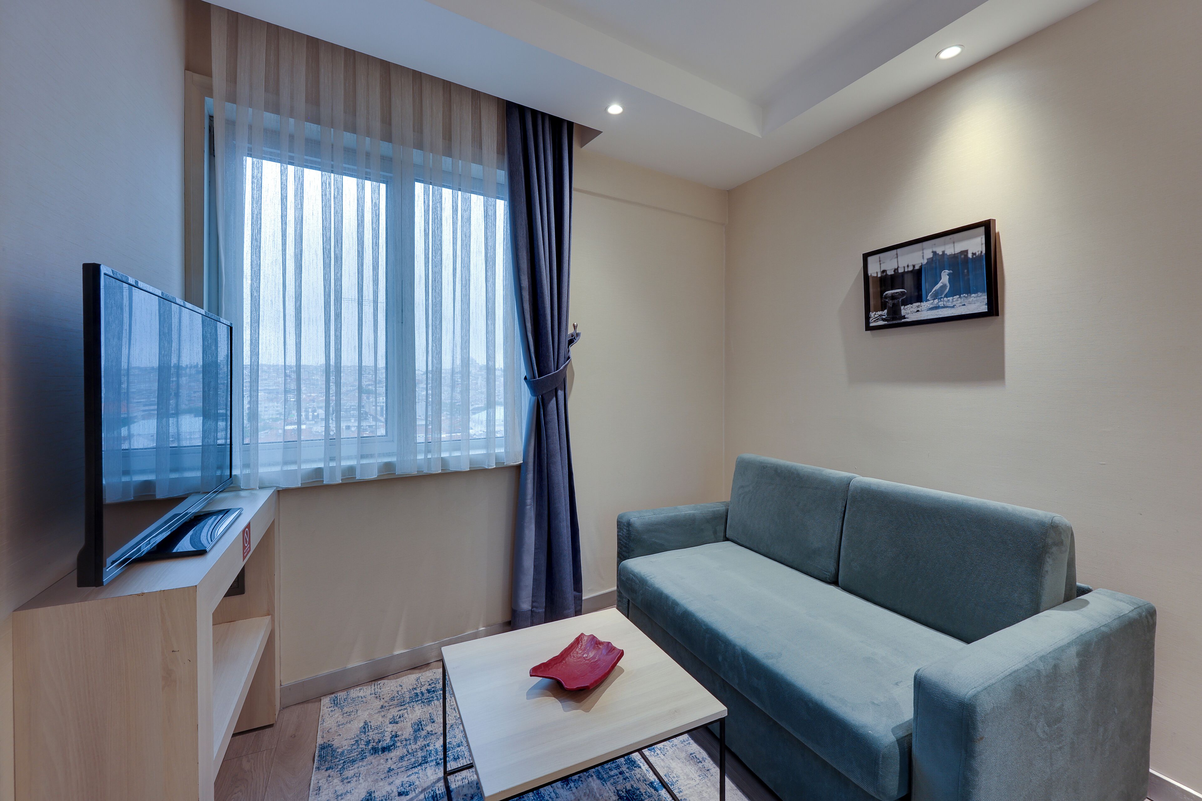 executive room, 1 king bed | premium bedding, minibar, in-room safe, desk