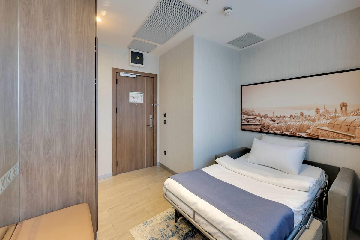 Executive Room, 3 Single Beds, Sofa Bed | Luxe beddengoed, een minibar, een kluis op de kamer, een bureau