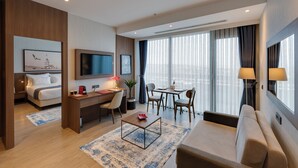Suite, 1 dobbeltseng med sovesofa, terrasse | Minibar, safe på rommet, skrivebord og skrivebord for bærbar PC