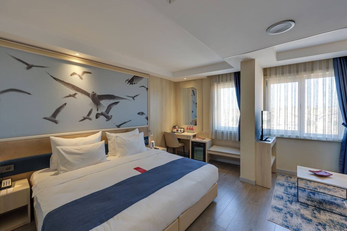 Executive Room, 1 King Bed (Sofabed) | Minibar, in-room safe, desk, laptop workspace