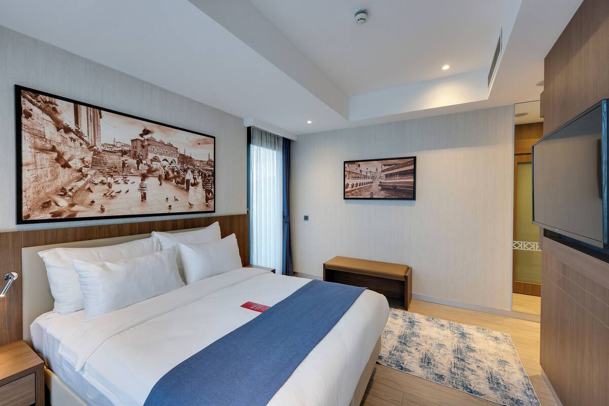 Executive Room, 1 Double Bed, Terrace | Minibar, in-room safe, desk, laptop workspace