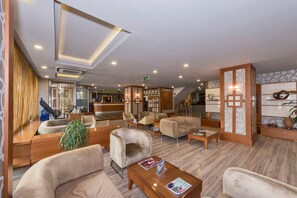 Lobby sitting area - Hotel Vicenza (Istanbul)