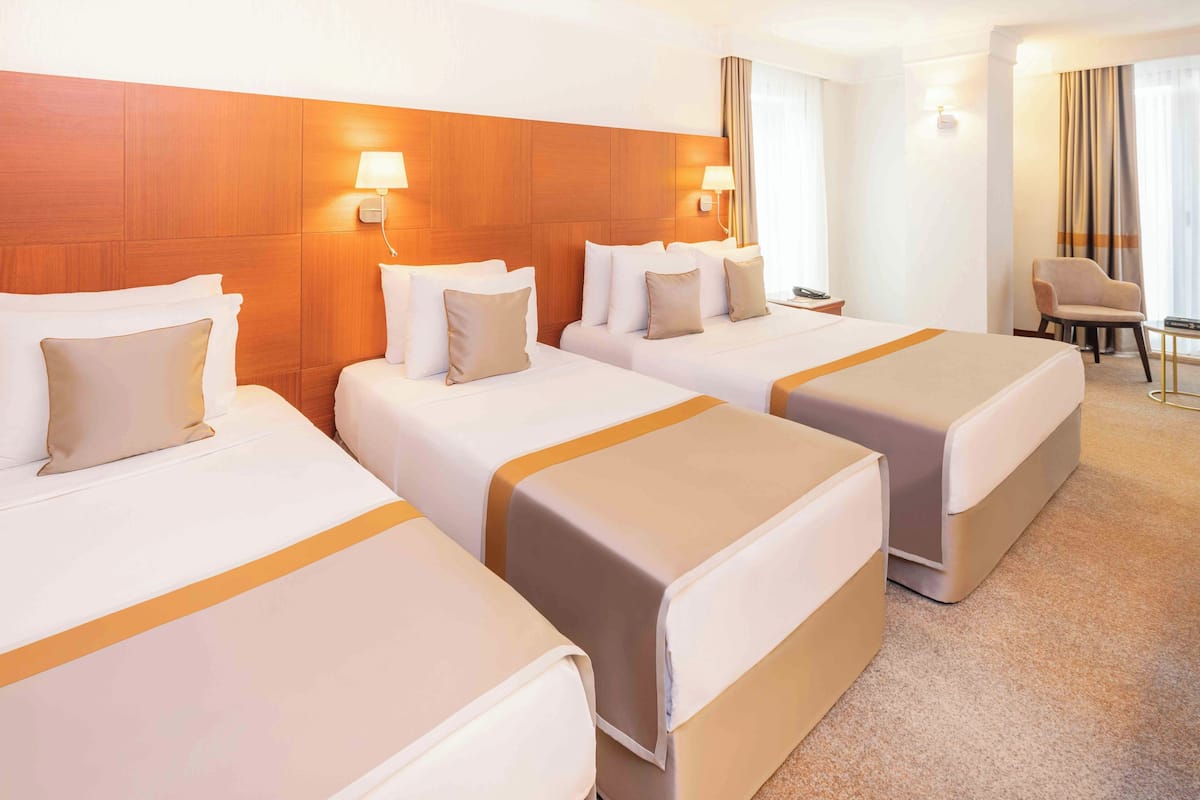 Habitación triple Deluxe | 1 habitación, ropa de cama de alta calidad y minibar