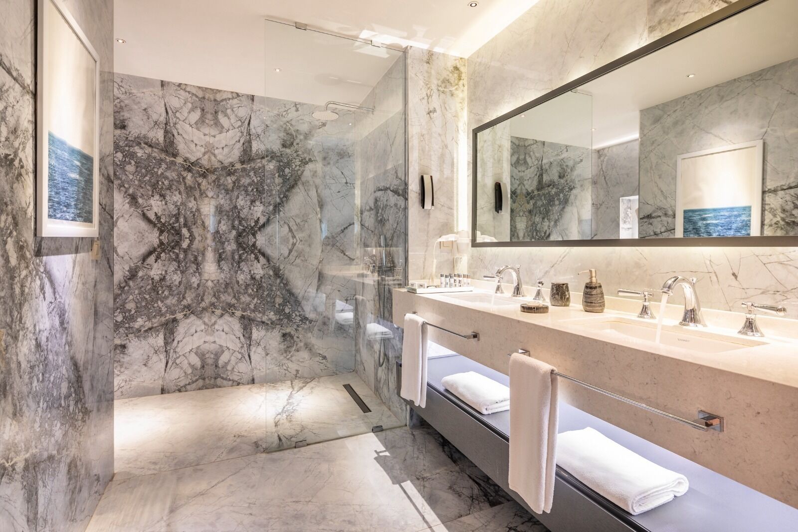 Superior Family Room | Bathroom | Shower, hydromassage showerhead, free toiletries, hair dryer