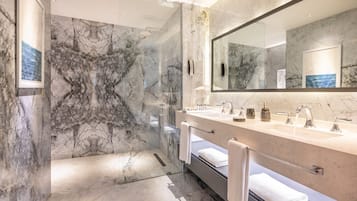 Superior kamer | Badkamer | Een douche, een hydromassagedouche, gratis toiletartikelen